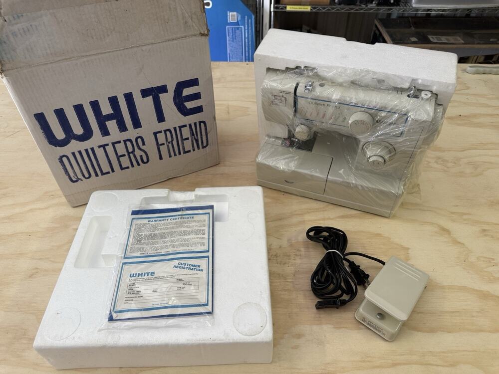 White Quilters Friend Sewing Machine 221 Excellent Working Cond w/Foot Pedal